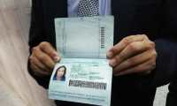 Abogado Vinicio Salvatierra muestra el pasaporte de Sandra Torres. (Foto Prensa Libre: Kenneth Monzón)
