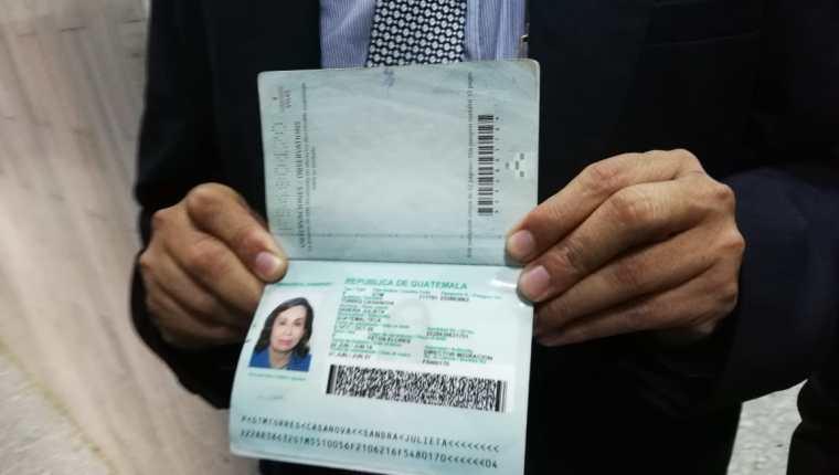 Abogado Vinicio Salvatierra muestra el pasaporte de Sandra Torres. (Foto Prensa Libre: Kenneth Monzón)