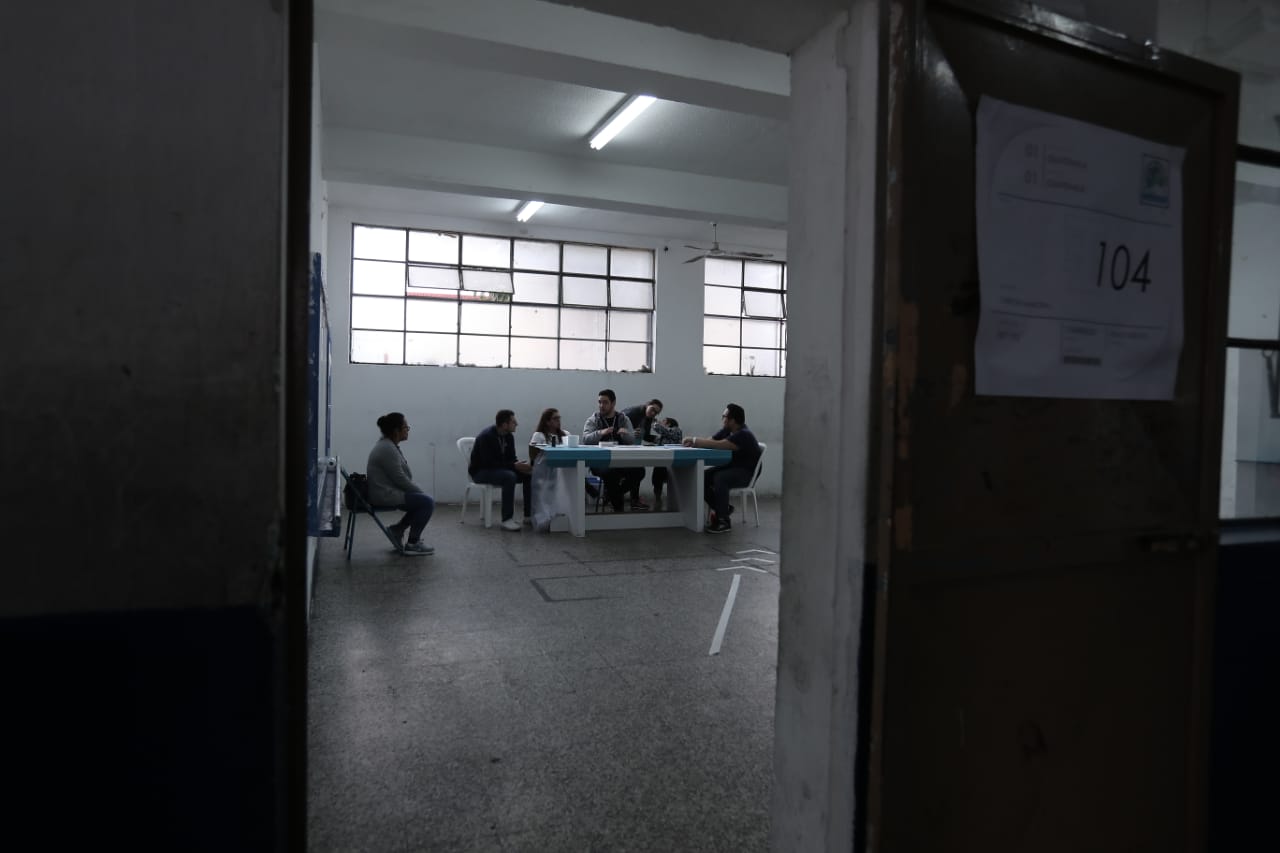 La poca afluencia de personas en los centros de votaciones ha sido la constante durante la mañana en distintos puntos del país. (Foto Prensa Libre: Juan Diego González)