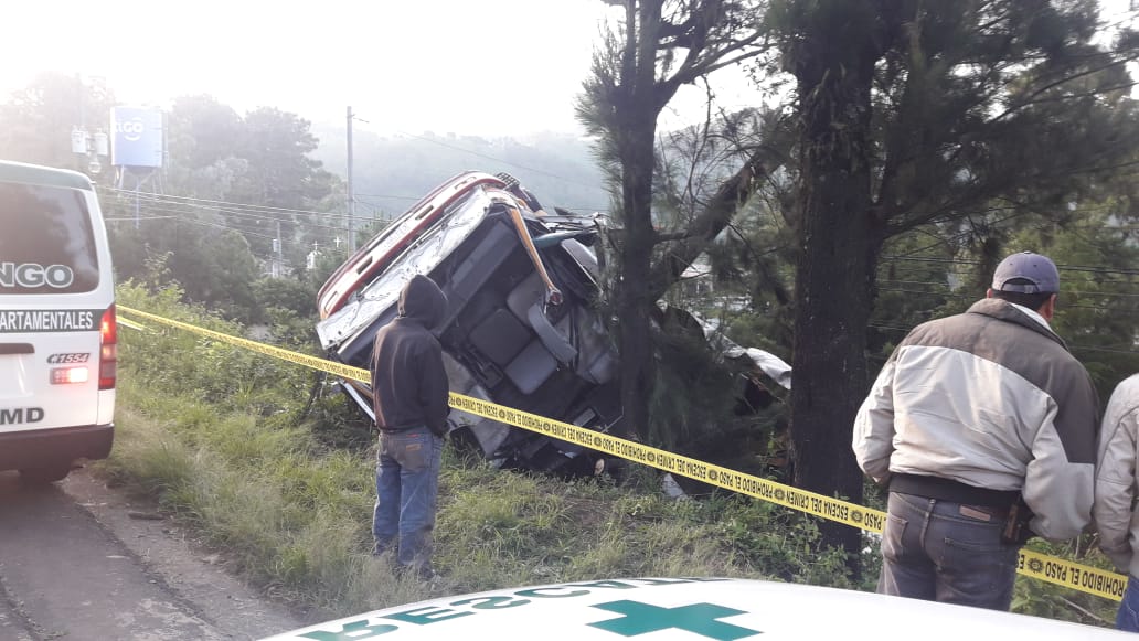 Un camión se accidentó en el kilómetro 46 .5 de la ruta Interamericana. (Foto Prensa Libre: Víctor Chamalé)