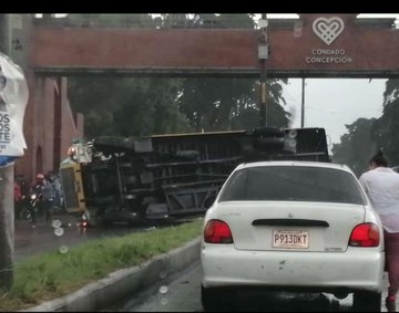 Un bus volcó en el kilómetro 16 carretera a El Salvador, dos menores de edad fueron trasladados al Hospital Roosevelt. (Foto Prensa Libre: Twiitter)