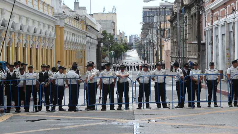 Los agentes de la PNC habrían presionado por varios meses por una mejora salarial. (Foto Prensa Libre: Hemeroteca PL)