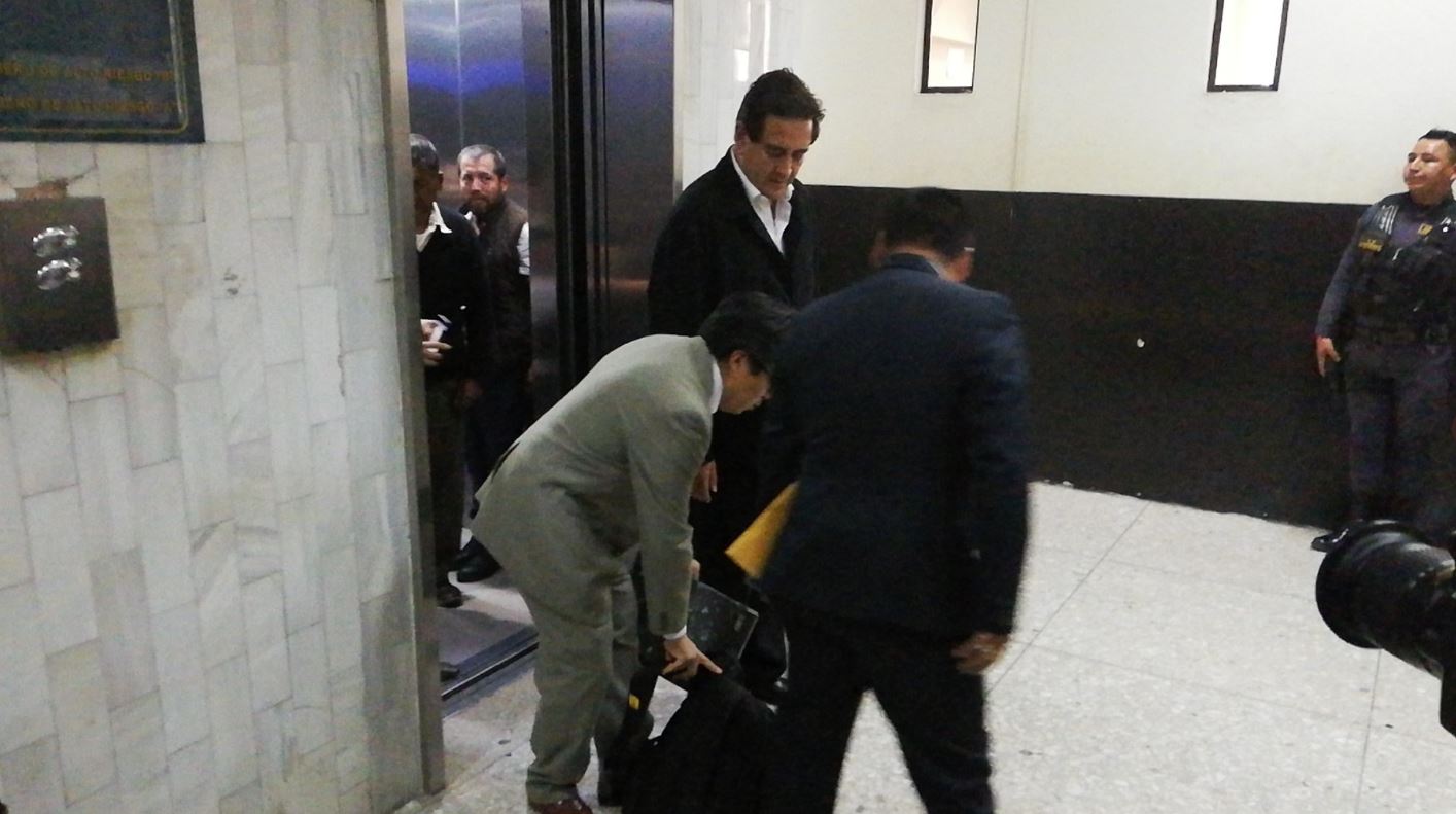 Exsecretario de la presidencia, Gustavo Alejos, comparece ante el juzgado. (Foto Prensa Libre: Kenneth Monzón)