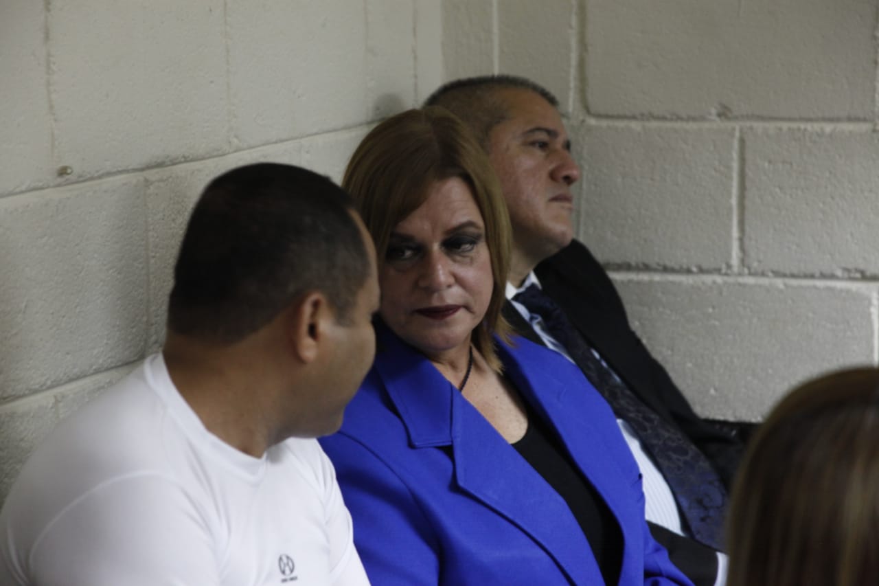 Santos Torres, Anahí Keller y Carlos Rodas esperan debate por el caso Hogar Seguro. (Foto Prensa Libre: Noé Medina)
