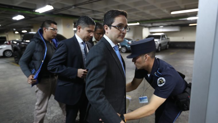 El fiscal Andrei González (al centro) ingresa a la Torre de Tribunales junto al jefe de la fiscalía Juan Francisco Sandoval. (Foto Prensa Libre: Hemeroteca)