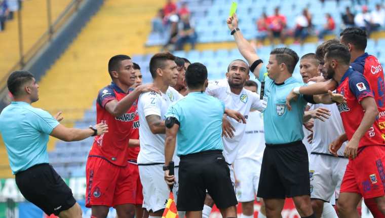 El árbitro Armando Reyna no pudo controlar el partido entre rojos y cremas en el Clásico 307. (Foto Prensa Libre: Francisco Sánchez)