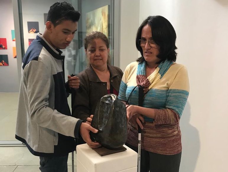 Conocer una obra a través de otros sentidos. (Foto Prensa Libre: Fundación Rozas Botrán)