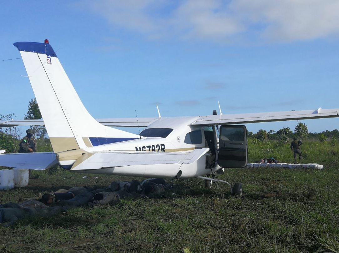 Esta es la avioneta ubicada en una pista clandestina en Estrella del Norte, en la Laguna del Tigre, Petén. (Foto Prensa Libre: (Ministerio Público)