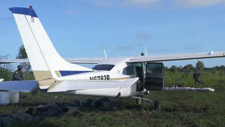 Esta es la avioneta ubicada en una pista clandestina en Estrella del Norte, en la Laguna del Tigre, Petén. (Foto Prensa Libre: (Ministerio Público)