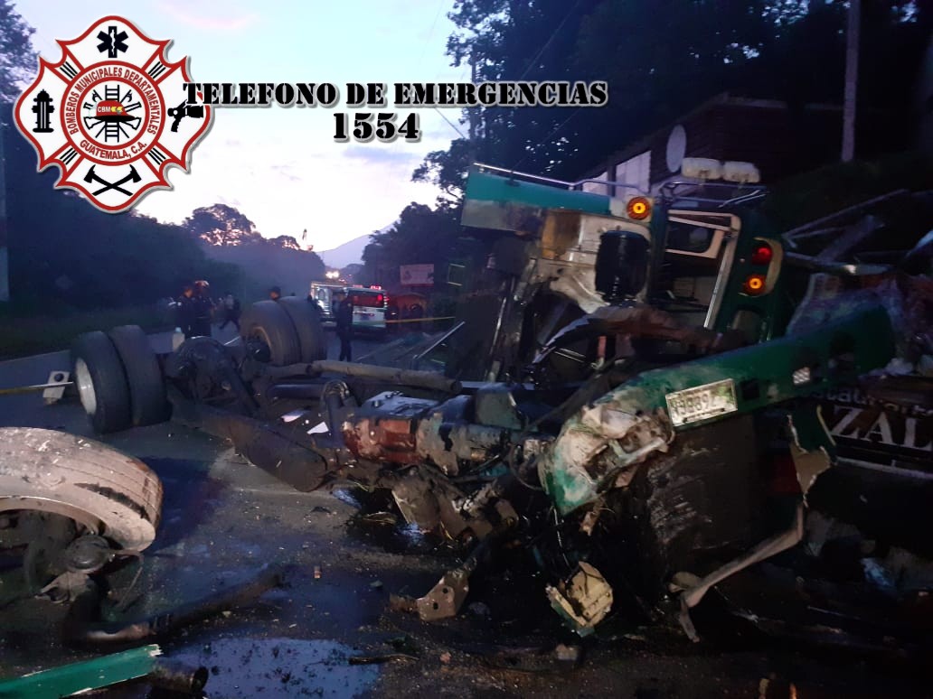 Autobús accidentado en Escuintla, donde murieron dos personas, quedó destruido. (Foto Prensa Libre: CBMD)