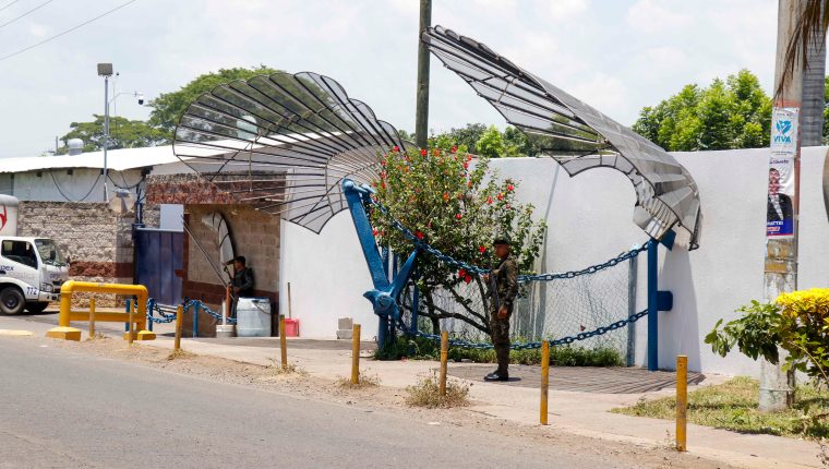 Incertidumbre se vive en Champerico por cierre de empresa camaronera, soldados custodian la puerta principal de la empresa. (Foto Prensa Libre: Rolando Miranda)