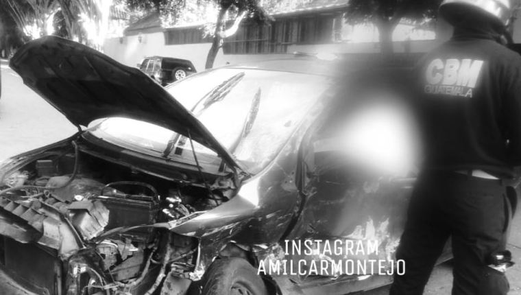 Uno de los vehículos involucrados en el accidente de este miércoles 14 de agosto en la 15 calle y 6a avenida zona 10.  (Foto Prensa Libre: Amílcar Montejo)