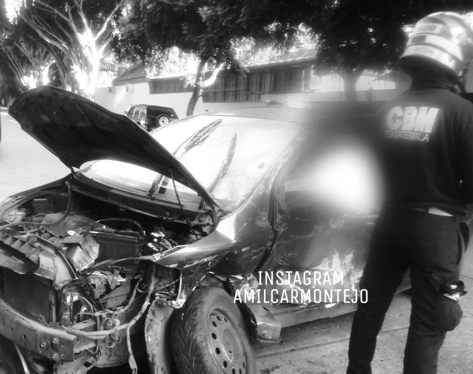 El vehículo quedó destruido debido al fuerte impacto. (Foto Prensa Libre: Amilcar Montejo)