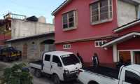 Los agentes allanaron varias viviendas en tres departamentos. (Foto Prensa Libre: PNC)
