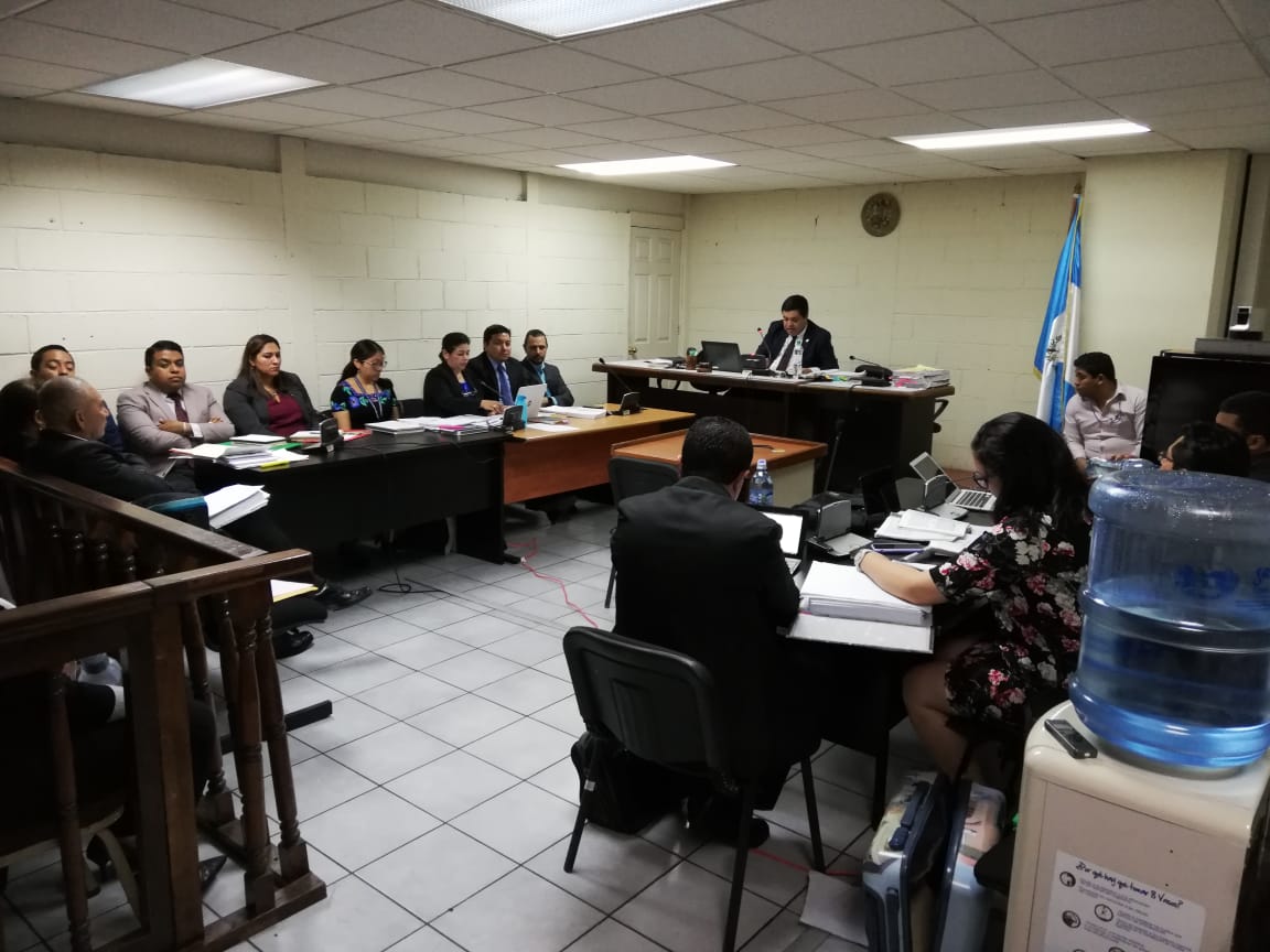 El juez suplente Mario Solórzano inició la audiencia de revisión para tres procesados en el caso Hogar Seguro. (Foto Prensa Libre: Kenneth Monzón)