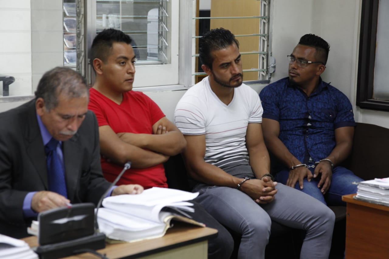 La Fiscalía señala a policías de dos delitos. (Foto Prensa Libre: Noé Medina)