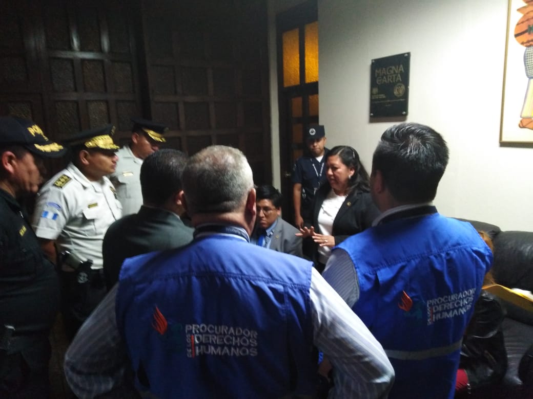 Un juez practica una exhibición personal en la CC, en compañía de  personal de la PDH. (Foto Prensa Libre: Juan Diego González)