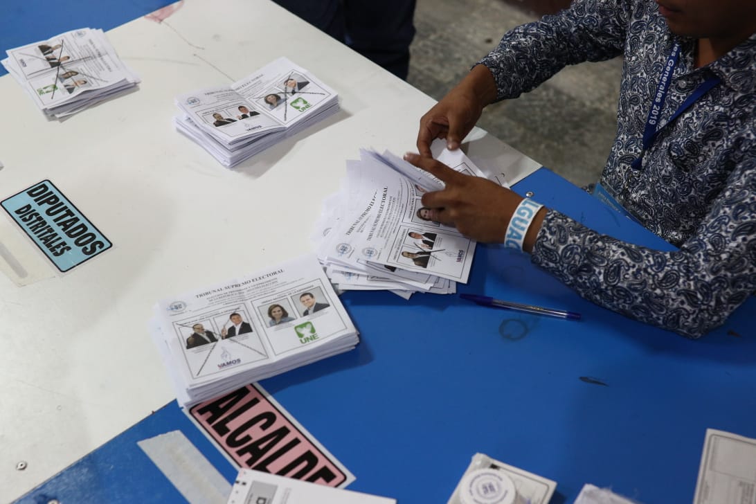 La UNE no logró mantener la ventaja que logró en la primera vuelta electoral y perdió ante el partido Vamos. (Foto Prensa Libre: Carlos Hernández Ovalle)