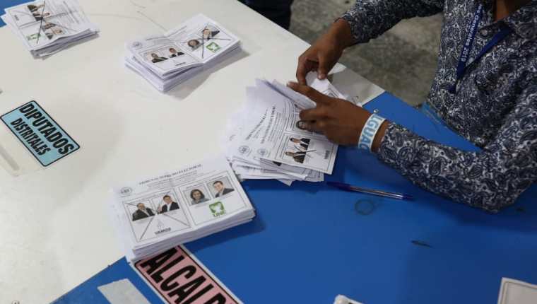 La UNE no logró mantener la ventaja que logró en la primera vuelta electoral y perdió ante el partido Vamos. (Foto Prensa Libre: Carlos Hernández Ovalle)