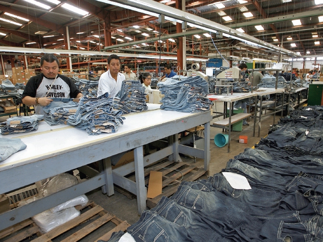 El sector de artículos de vestuario exportó US$724.8 millones, en el primer semestre del año y registró crecimiento de 2.9% o sea US$20.5 millones más que el año pasado y es el sector que lidera las ventas al exterior de Guatemala. Las exportaciones totales del país se situaron en -0.3%. (Foto Prensa Libre: Hemeroteca)
