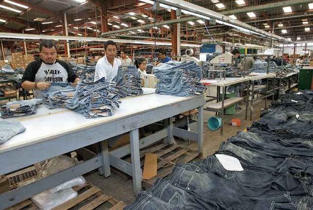 El sector de artículos de vestuario exportó US$724.8 millones, en el primer semestre del año y registró crecimiento de 2.9% o sea US$20.5 millones más que el año pasado y es el sector que lidera las ventas al exterior de Guatemala. Las exportaciones totales del país se situaron en -0.3%. (Foto Prensa Libre: Hemeroteca)
