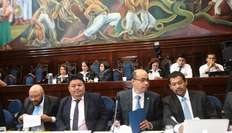 Ramírez Crespín (tercero de izquierda a derecha), fue asesor de Jimmy Morales durante el tiempo de campaña. (Foto Prensa Libre. Hemeroteca)