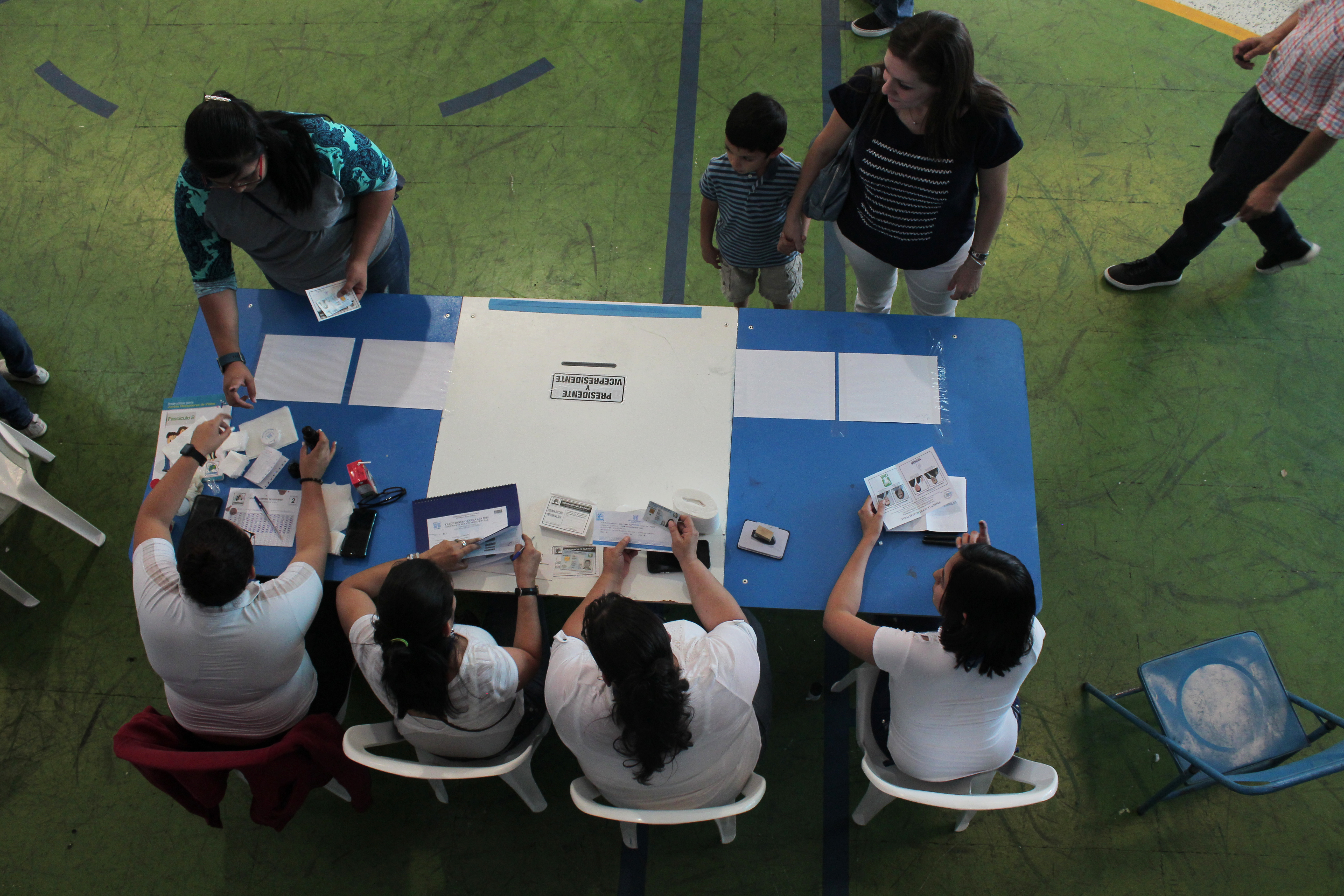 Se lleva a cabo la segunda vuelta electoral en el centro de votación del Colegio Italiano de Guatemala. (Foto Prensa Libre: Miriam Figueroa)