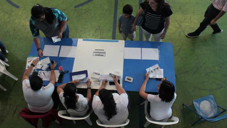 Se lleva a cabo la segunda vuelta electoral en el centro de votación del Colegio Italiano de Guatemala.Fotografía: Miriam Figueroa/Prensa Libre 