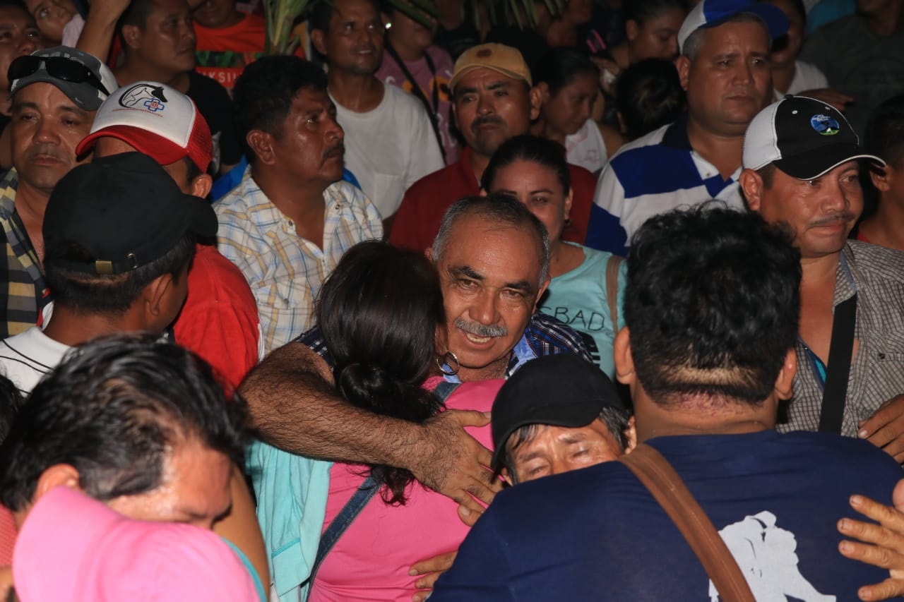 Mario Mejía, alcalde reelecto en Iztapa, Escuintla, celebra con sus simpatizantes. (Foto Prensa Libre: Carlos Paredes).