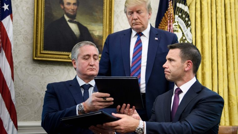 Enrique Degenhart, ministro de Gobernación de Guatemala, y Kevin McAleenan, titular del DHS, firman el acuerdo de tercer país seguro, con la aprobación del presidente de EE. UU., Donald Trump. (Foto Prensa Libre: Hemeroteca PL)