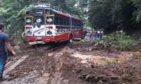 En Quetzaltenango la carretera quedó obstruída debido a un deslizamiento de tierra. (Foto Prensa Libre: Conred)