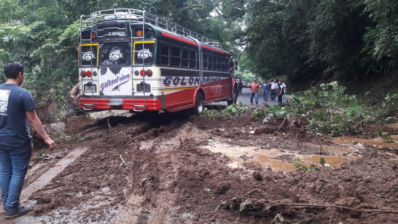 En Quetzaltenango la carretera quedó obstruída debido a un deslizamiento de tierra. (Foto Prensa Libre: Conred)