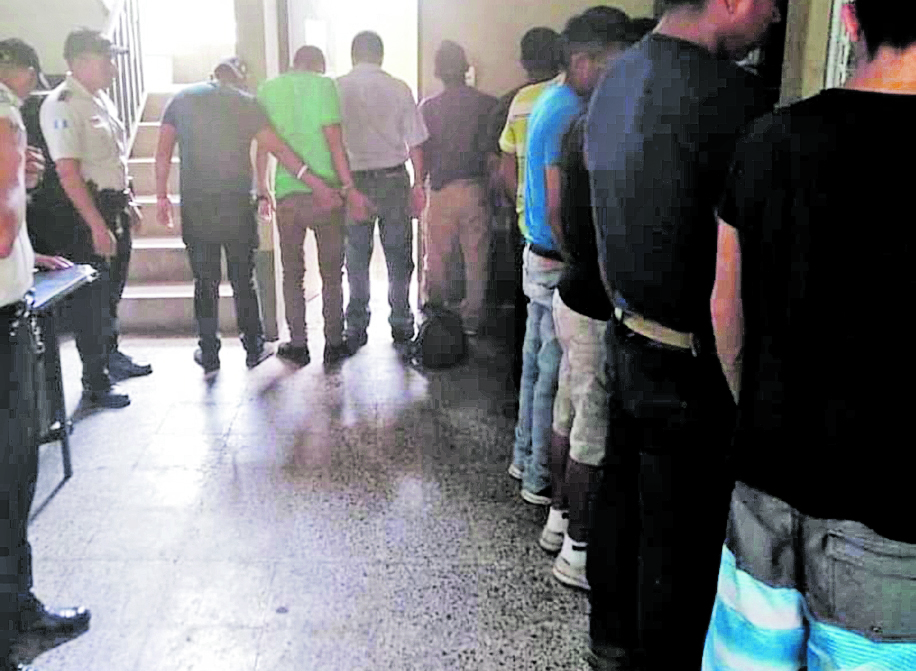 La PNC informó que en la segunda vuelta electoral  fueron capturadas 703 personas por infringir la Ley Seca.(Prensa Libre: Hemeroteca PL)