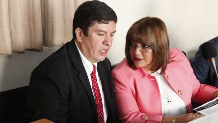 El diputado Gustavo Medrano junto con su abogada Alma Beltetón. (Foto Prensa Libre: Noé Medina)