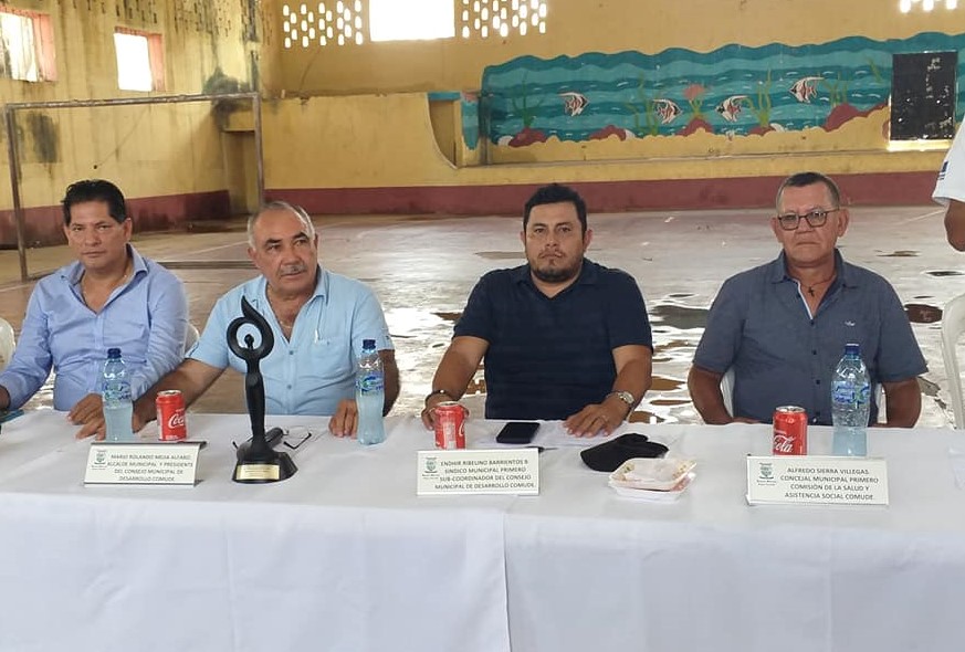 Endhir Ribelino Barrientos (tercero de izquierda a derecha) buscaba la reelección con el partido Prosperidad Ciudadana. (Foto Prensa Libre: Municipalidad de Iztapa)