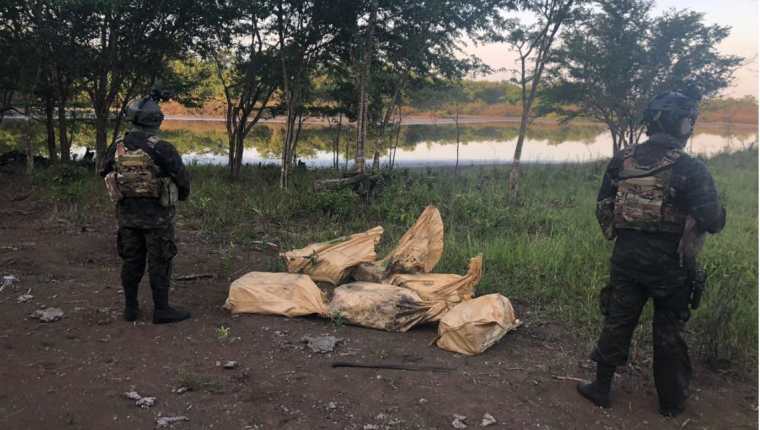 Los restos de aparente producto narcótico fueron localizados. (Foto Prensa Libre: Ejército de Guatemala)