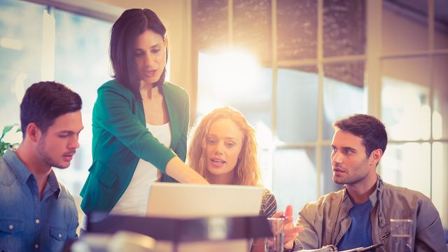 Según Forbes, la evaluación debe convertirse en un proceso continuo de reconocimiento y mejora dentro de las organizaciones. (Foto Prensa Libre: Shutterstock)