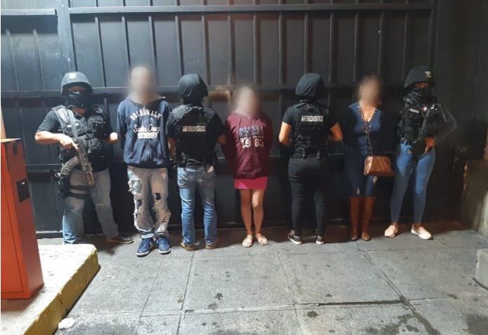 Los detenidos resultaron ser familiares. (Foto Prensa Libre: PNC)