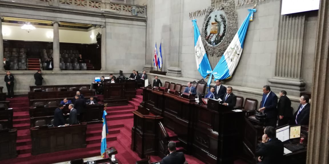 Varios diputados votaron por una moción para cambiar el orden del día e incluir las reformas a la Ley de Reconciliación en la agenda. (Foto Prensa Libre: Carlos Álvarez)