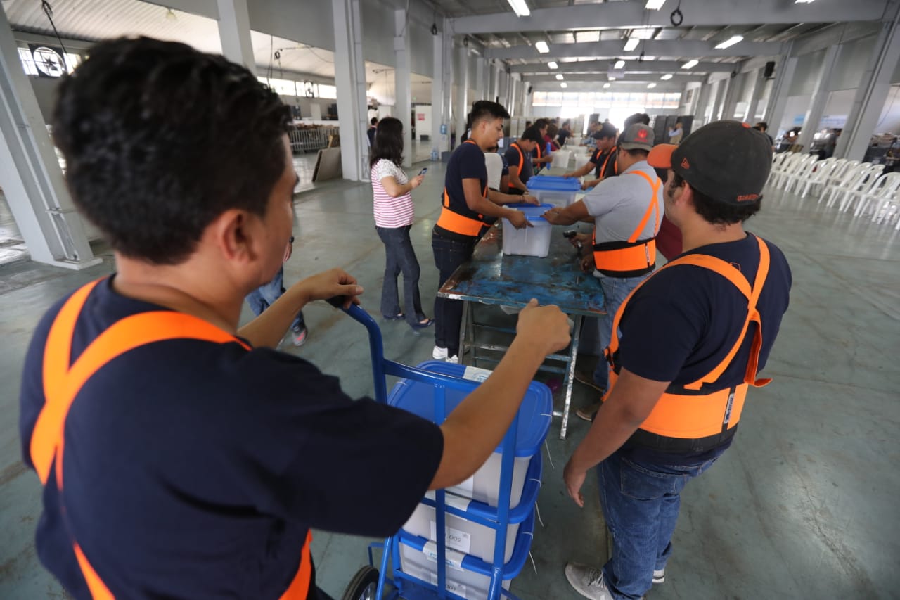 En el parque de la Industria, personal del TSE trabaja en el embalaje de las cajas electorales que serán enviadas a Estados Unidos. (Foto Prensa Libre: Érick Ávila)