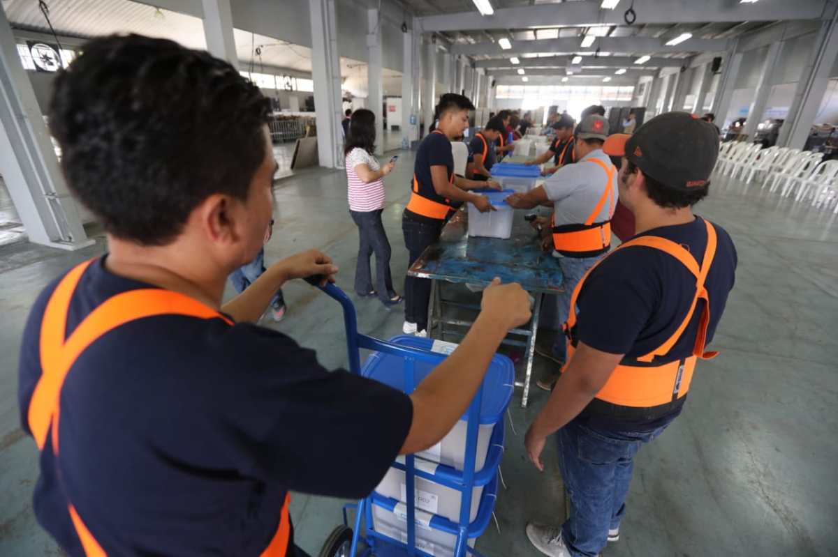 Empieza embalaje de cajas electorales que irán a EE. UU., donde 62 mil guatemaltecos pueden votar