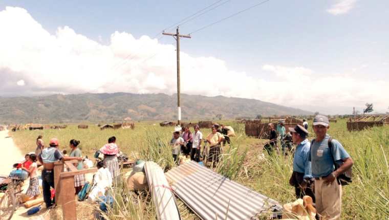 El desalojo de campesinos por policías en el Valle Polochic, en Alta Verapaz, son un ejemplo de la fuerza utilizada contra los pueblos indígenas que defienden sus tierras. (Foto Prensa Libre: Hemeroteca PL).