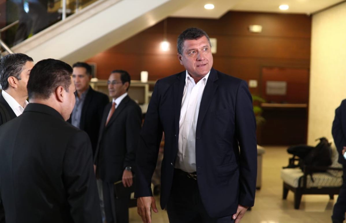 El vicepresidente electo Guillermo Castillo ingresa a la reunión. (Foto Prensa Libre: Dadiana Cabrera)