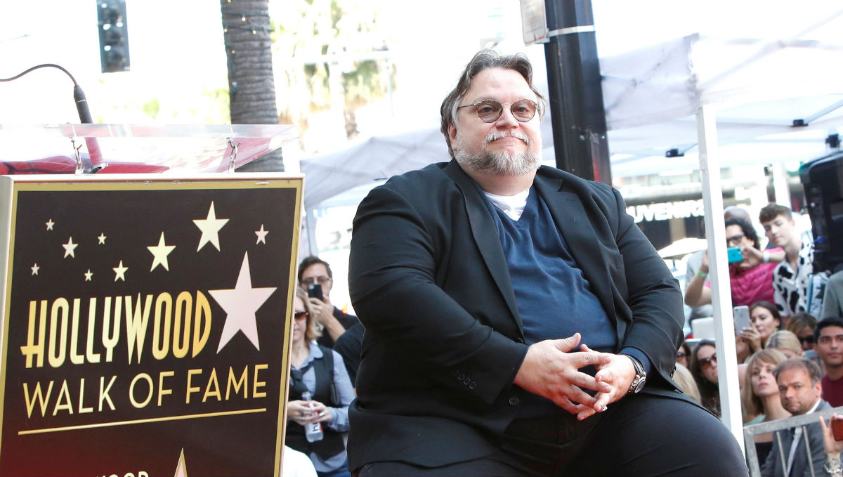 El director mexicano Guillermo del Toro develó su estrella en el Paseo de la Fama de Hollywood. (Foto Prensa Libre: EFE)
