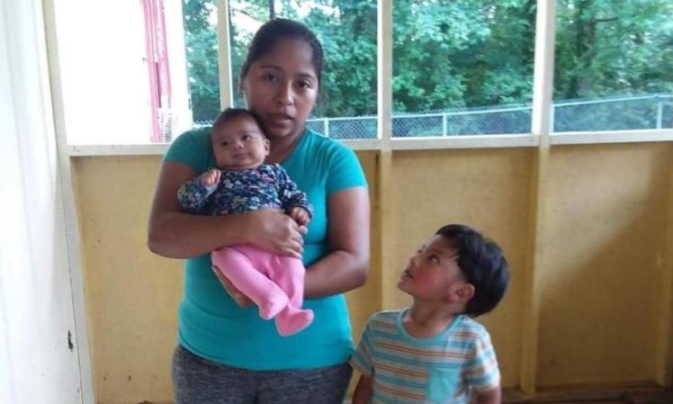 María, con dos de sus hijos. (Foto: Univisión)