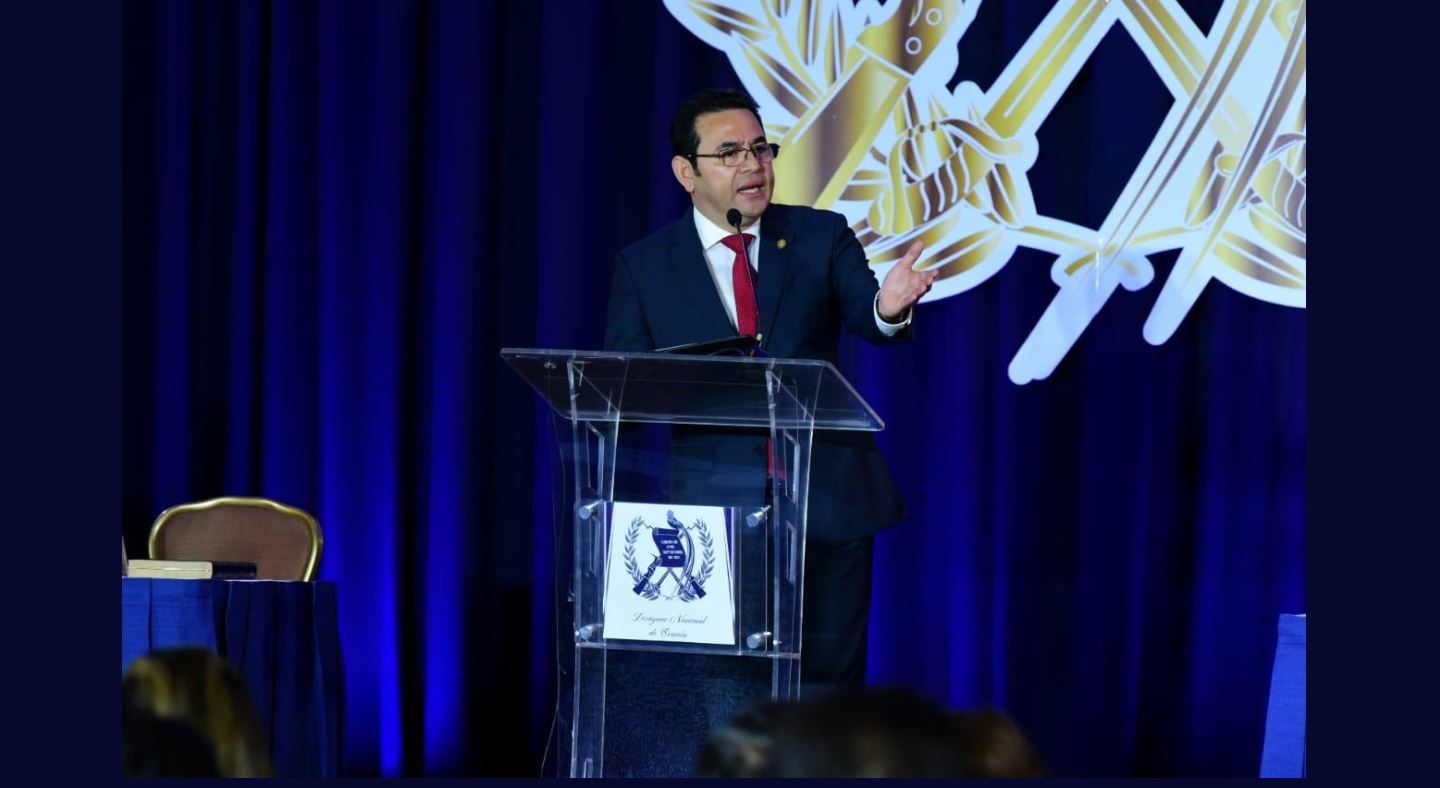 El presidente Jimmy Morales participó en el Desayuno Nacional de la Oración. (Foto Prensa Libre: Gobierno de Guatemala / Twitter)