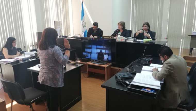 La doctora Erika Barrios declaró como testigo en el debate al supuesto pandillero José Andrés Galicia García. (Foto Prensa Libre: Kenneth Monzón)