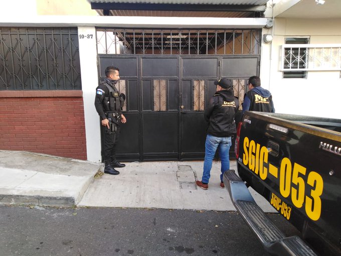 Los allanamientos se realizan en Retalhuleu, Sacatepéquez y la ciudad de Guatemala. (Foto Prensa Libre: PNC)