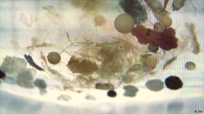 Un nuevo informe de la OMS hace una síntesis de los conocimientos actuales sobre los microplásticos en el agua potable. (Foto Prensa Libre: Deutsche Welle)