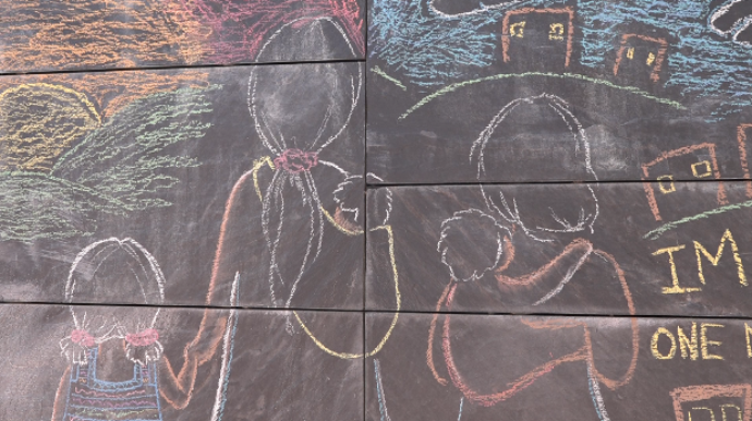 El Muro de la Libertad de Expresión, en Charlottesville, Virginia, Estados Unidos, retrata la travesía de la migrante indocumentada guatemalteca María Chavalán Sut.  (Foto Prensa Libre: Tomada de cbs19news.com